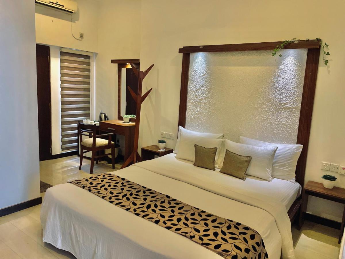 8 Plus Luxury Apartments Negombo Exteriör bild